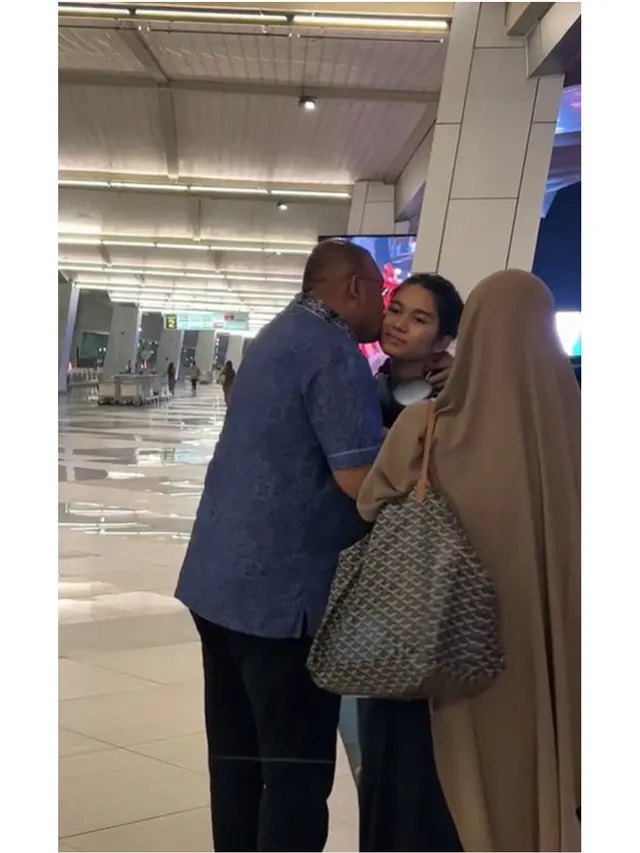 7 Momen Azizah Salsha Berangkat ke Jepang Susul Arhan, Diantar Ayah dan Sahabat