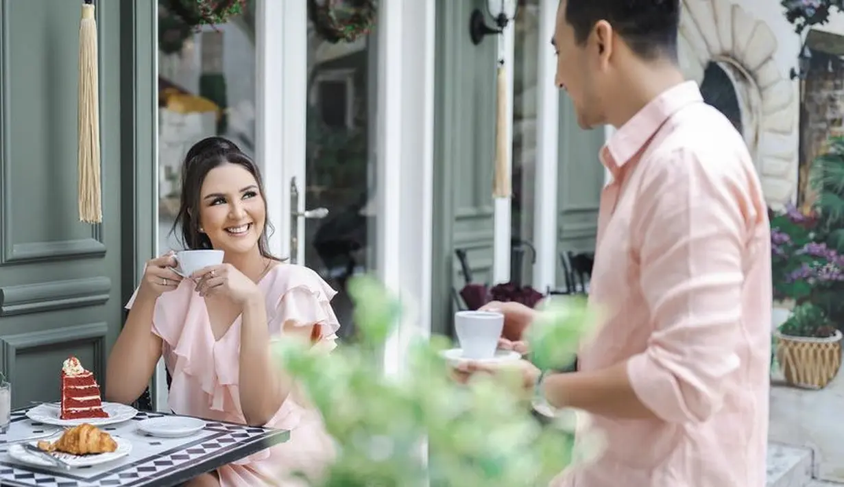 Dalam sesi pemotretan lainnya, Darius dan Donna pamer kemesraan mengenang awal-awal pertemuan. (Instagram/darius_sinathrya).