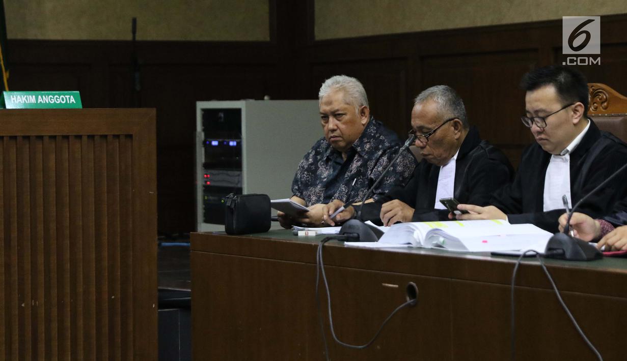 Terdakwa dugaan suap anggota Komisi I DPR 2014-2019 Fayakhun Andriadi terkait penambahan anggaran untuk pengadaan proyek satelit monitoring dan drone Bakamla, Erwin Syaaf Arief (kiri) saat menjalani sidang lanjutan di Pengadilan Tipikor, Jakarta, Senin (5/8/2019). (Liputan6.com/Helmi Fithriansyah)