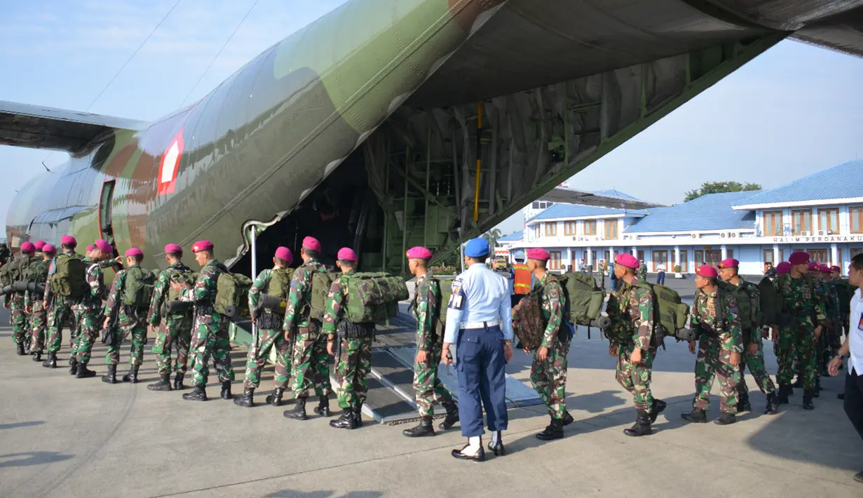 Prajurit Satgas Pasukan Reaksi Cepat Penanggulangan Bencana (PRCPB) Marinir diberangkatkan dari Lanud Halim Perdanakusuma, Jakarta, Senin (6/8). Sebanyak 100 personel ini akan membantu penanganan bencana gempa Lombok. (Liputan6.com/HO/Dispen Kormar)