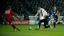 Pemain Paris Saint-Germain (PSG) Kylian Mbappe (tengah) mencetak gol ke gawang Club Brugge pada laga Grup A Liga Champions di Stadion Jan Breydel, Bruges, Belgia, Selasa (22/10/2019). PSG menang 5-0. (Kenzo TRIBOUILLARD/AFP)