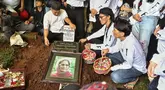 Personel band Slank, Bimo Setiawan Almachzumi atau yang akrab disapa Bimbim (kanan) usai prosesi pemakaman Iffet Veceha atau Bunda Iffet di Tempat Pemakaman Umum (TPU) Karet Bivak Jakarta, Minggu (27/4/2025). (Liputan6.com/Angga Yuniar)