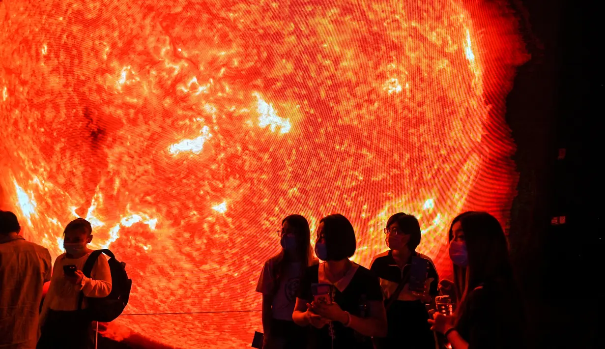 Penggambaran matahari terlihat saat orang-orang mengunjungi Planetarium Shanghai yang baru dibuka di Shanghai (30/7/2021). China akhirnya resmi membuka Museum Astronomi Shanghai, yang disebut-sebut sebagai planetarium terbesar dunia. (AFP/Hector Retamal)