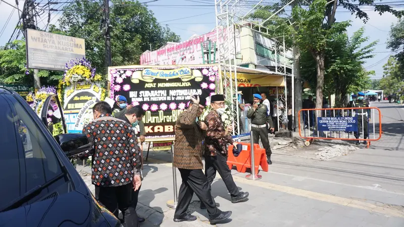 Sejumlah menteri mendatangi rumah duka Ibunda Presiden Jokowi, Solo, Jawa Tengah, Kamis (26/3/2020). (Liputan6.com/Fajar Abrori).