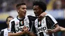 Striker Juventus, Paulo Dybala, merayakan gol yang dicetak Juan Cuadrado ke gawang Sampdoria pada laga Liga Italia di Stadion Luigi Ferraris, Italia, Minggu (19/3/2017). Sampdoria kalah 0-1 dari Juventus. (AFP/Miguel Medina)