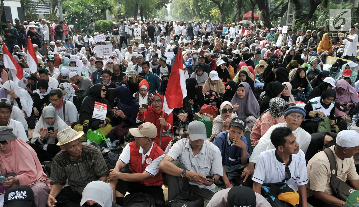 Massa saat menggelar aksi di sekitar Patung Kuda, Monas, Jakarta, Rabu (26/6/2019). Ratusan massa terus memadati aksi tersebut untuk menuntut hakim MK agar adil dalam memutuskan hasil sidang sengketa Pilpres 2019. Dalam aksinya massa menggelar salat berjemaah. (merdeka.com/Iqbal S. Nugroho)