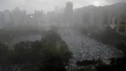 Pengunjuk rasa berkumpul di Victoria Park, Hong Kong, Minggu (18/8/2019). Puluhan ribu massa pro-demokrasi membawa payung saat hujan mengguyur Victoria Park dan sekitarnya. (AP Photo/Kin Cheung)
