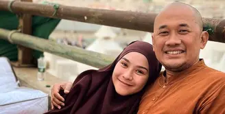 Hanung Bramantyo dan Zaskia Mecca tiba di Tanah Air setelah menjalankan ibadah haji di Tanah Suci Mekkah, Arab Saudi. Tiba di rumah, mereka disambut oleh anak-anaknya. Tapi, anak bontot pasangan ini lari setelah melihat Hanung yang botak. [Instagram/hanungbramantyo]