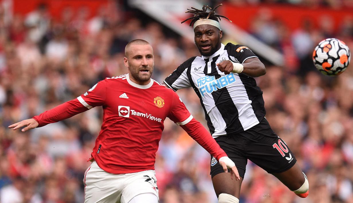 Luke Shaw merupakan pemain bek kiri yang musim ini tampil kurang baik. Pasalnya, Ia hanya mampu memenangkan 36% duel dengan lawan. Akurasi umpannya juga cukup buruk yaitu 31% sedangkan ia baru membuat satu assist dan hanya membuat tiga peluang berbahaya dari tujuh pertandingannya. (AFP/Oli Scarff)