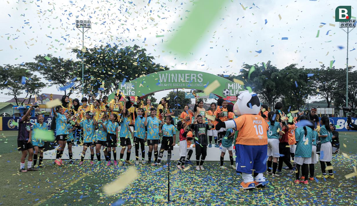 Para pemain dari SDN Pulogebang 13, SDN Gedong 03, SDN Kalisari 01, dan SDN Mekarjaya 12 berselebrasi setelah laga final MilkLife Soccer Challange Jakarta 2025 yang berlangsung di Kingkong Soccer Arena, Cijantung, Jakarta Timur pada Minggu (04/05/2025). (Bola.com/Bagaskara Lazuardi)