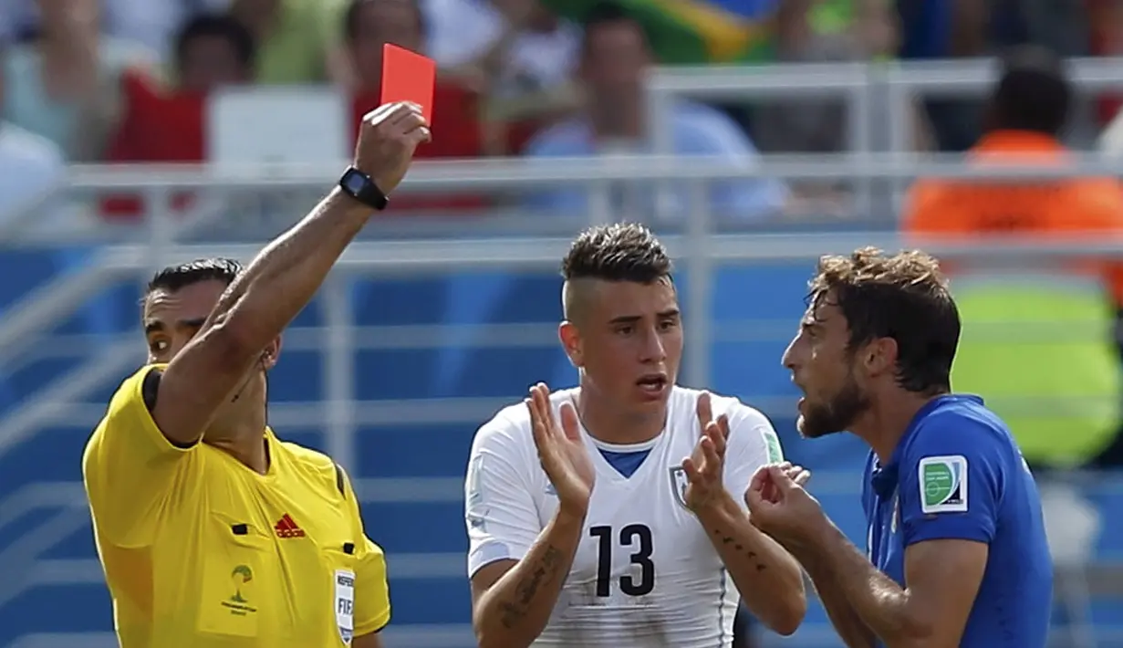 Satu kartu merah dikeluarkan wasit Marco Rodriguez (kiri) untuk gelandang Italia, Claudio Marchisio (kanan) di laga penutup penyisihan Piala Dunia Grup D di Stadion das Dunas, Natal, Brasil, (24/6/2014). (REUTERS/Toru Hanai)
