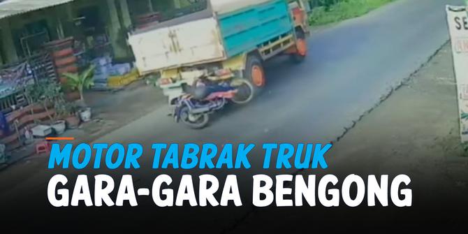 VIDEO: Detik-Detik Motor Tabrak Bagian Belakang Truk, Diduga Bengong