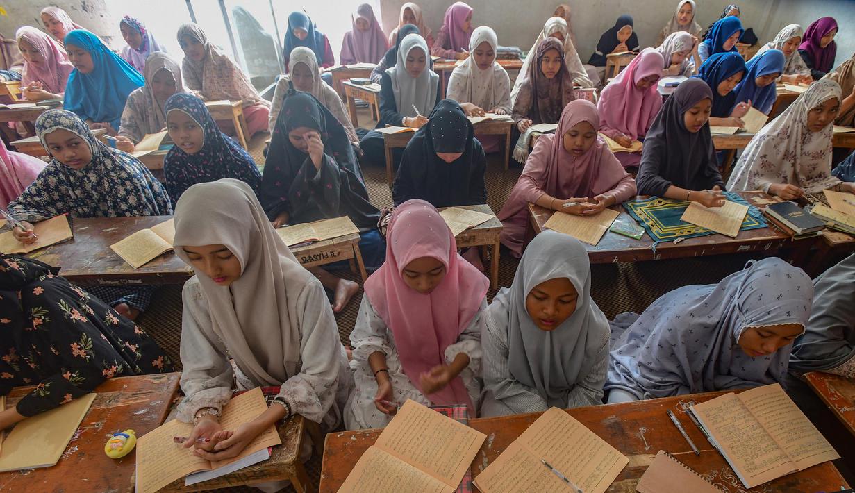 Santriwati saat mengikuti kegiatan belajar mengajar kajian kitab kuning Ayyuhal Walad di Pondok Pesantren (Ponpes) Sirajussa’ Adah di Limo, Depok, Jawa Barat, Kamis (26/2/2026). (merdeka.com/Arie Basuki)
