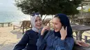 Berada di Aceh, Beby pun mengenakan kerudung polos navy. Wajahnya dipulas flawless fresh. 
[@bebytsabina]