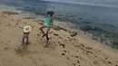 Main bareng anak di pantai, Yejin kenakan tank top dan celana pendek bernuansa aqua. Topi lebar jadi andalan untuk lindungi diri dari panasnya matahari [@yejinhand]
