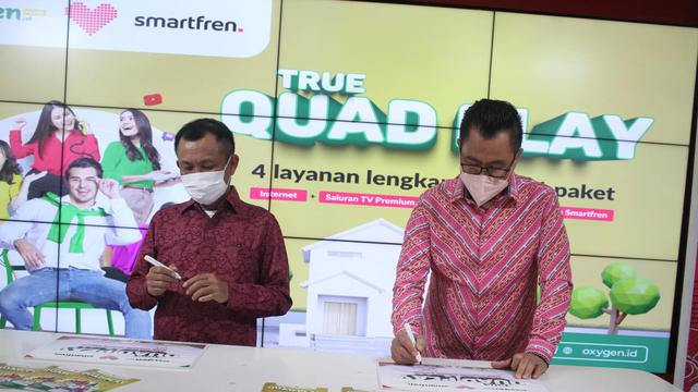 <span>Galumbang Menak, President Director PT Mora Telematika Indonesia (Moratel) dan Djoko Tata Ibrahim, Deputy CEO Smartfren menandatangani MoU sinergi Moratel dan Smartfren.</span>