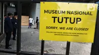 Petugas kepolisian berjaga di area Museum Nasional, Jakarta, Minggu (17/9/2023). Pihak Museum Nasional Indonesia mengumumkan bakal tutup sementara usai insiden kebakaran yang berlangsung pada Sabtu (16/9) kemarin. (Liputan6.com/Angga Yuniar)