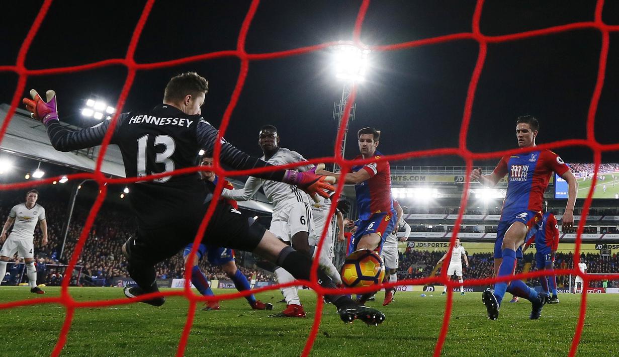 Pemain MU, Paul Pogba mampu memaksimalkan umpan Zlatan Ibrahimovic menjadi gol di depan mulut gawang Crystal Palace pada menit ke 42+2 untuk membuka keunggulan. (Reuters/Stefan Wermuth).