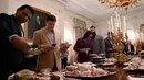 Tamu mengambil makanan cepat saji saat Presiden AS Donald Trump menjamu Clemson Tigers di Gedung Putih, Washington, Senin (14 /1). Trump merupakan pecinta makanan cepat saji. (AP Photo/Susan Walsh)