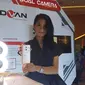 Model memamerkan smartphone kamera ganda Advan A8 yang dibekali fitur keamanan mutakhir. Advan A8 diluncurkan di Jakarta, Kamis (12/10/2017)