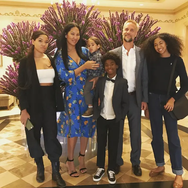 Aoki Lee Simmons dan keluarga.
