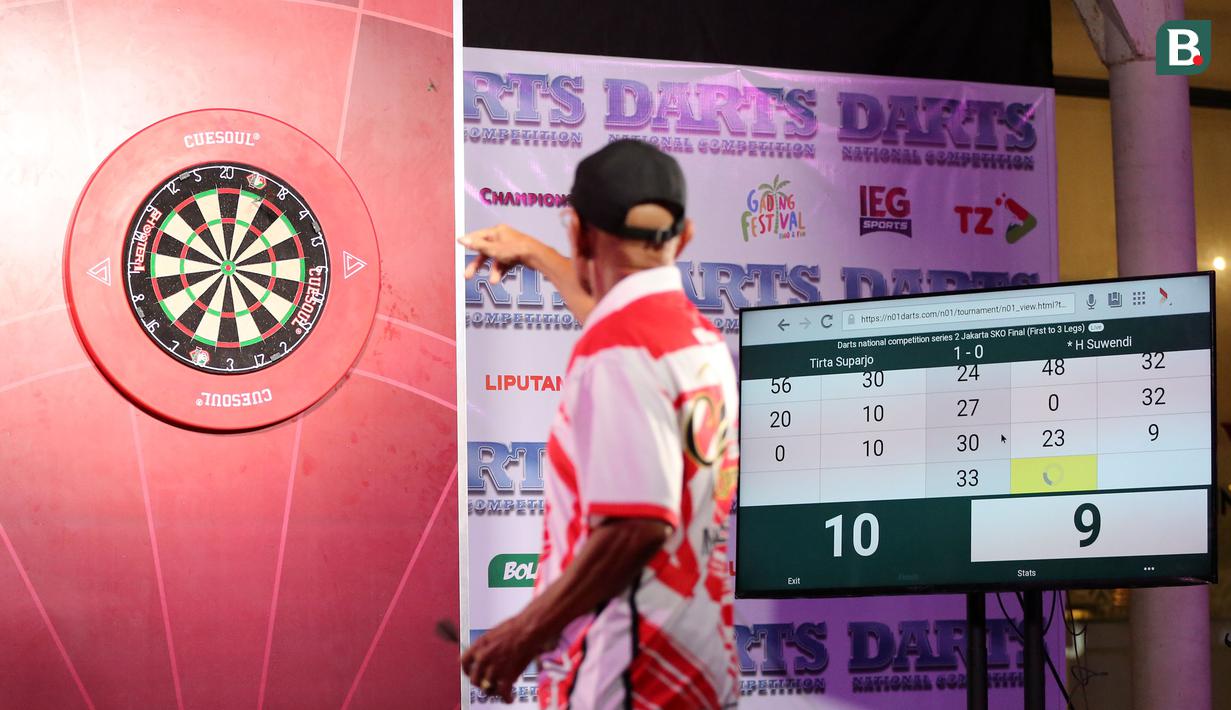 Pemain Darts, Haji Suwendi saat berkompetisi dalam turnamen Darts National Competition series 2 yang berlangsung di Sedayu City, Jakarta, Minggu (28/04/2024). Haji Suwendi kalah dari Tirta Suparjo dengan skor 1-3. (Bola.com/Revi Muzaki)