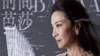 Michelle Yeoh berpose untuk majalah Bazaar China. Ia merupakan aktris Asia pertama yang meraih Oscar untuk kategori aktris terbaik di film Everything Everywhere All At Once. Dok: Instagram @michelleyeoh_official