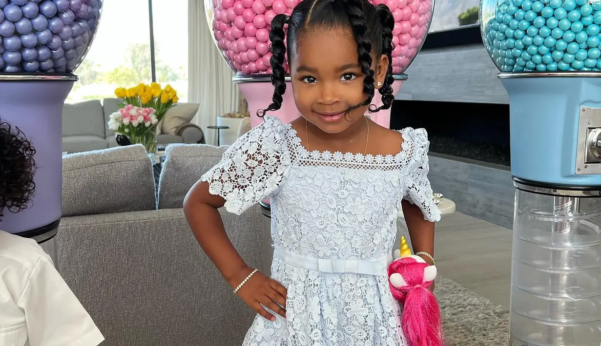 True Thompson tampil cute dengan dress midi putih full lace dengan rambut yang kepang menggemaskan (Foto: Instagram Khloe Kardashian)