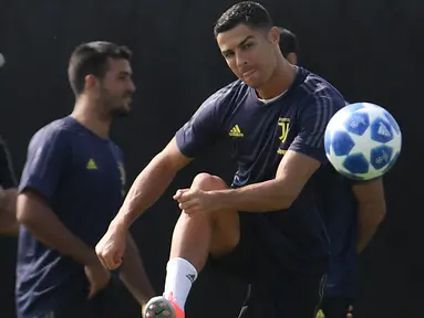 Penyerang Juventus Cristiano Ronaldo menendang bola selama sesi latihan di Turin, Italia (18/9). Juventus akanb bertanding melawan wakil Spanyol, Valencia pada grup H Liga Champions di Estadio Mestalla. (AFP Photo/Marco Bertorello)