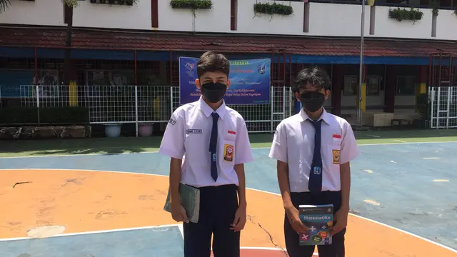 Dua pelajar SMPN 128 saat mengikuti pembelajaran tatap muka hari pertama.