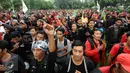Ratusan buruh berkumpul melakukan aksi di lapangan DitSabhara Polda Metro Jaya, Jakarta, Rabu (17/2/2016). Dalam aksinya, mereka meminta pencabutan status tersangka pada 26 orang buruh aktivis. (Liputan6.com/Helmi Fithriansyah)