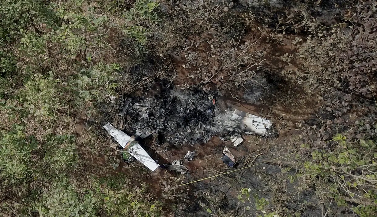 Terlihat dari atas, sebuah ekor pesawat penumpang kecil yang jatuh di dekat Punta Islita, Kosta Rika, Minggu, (31/12). Pesawat membawa 12 penumpang, 10 diantaranya wisatawan asal Amerika yang tewas seketika. (AFP Photo/Berny Araya)
