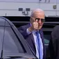 Presiden AS Joe Biden mengacungkan jempol saat bersiap menaiki Air Force One di Las Vegas pada 17 Juli 2024, setelah dinyatakan positif Covid-19. (Pool)