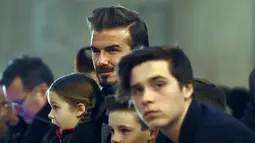 David Beckham terlihat serius mengamati koleksi busana terbaru milik sang istri Victoria Beckham Fall/Winter 2016 bersama anak-anaknya Harper, Cruz, Romeo dan Brooklyn di New York Fashion Week (14/2). (AFP/Jewel Samad)