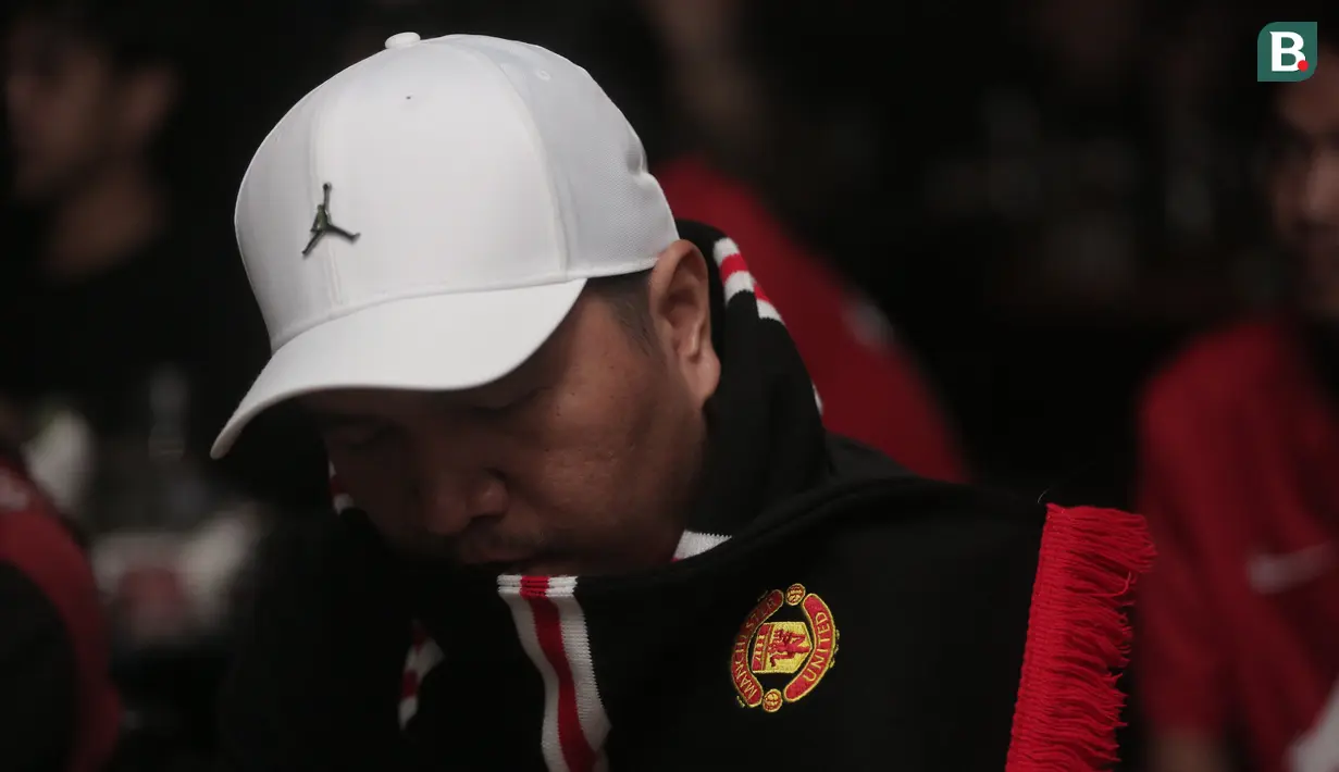 <p>Ekspresi kecewa seorang fans MU saat Roaring Night Liga Inggris antara Manchester City melawan Manchester United di Fomo Bar, Melawai, Jakarta, Minggu (03/03/2024) malam WIB. (Bola.com/Pradipta Rama Baskara)</p>