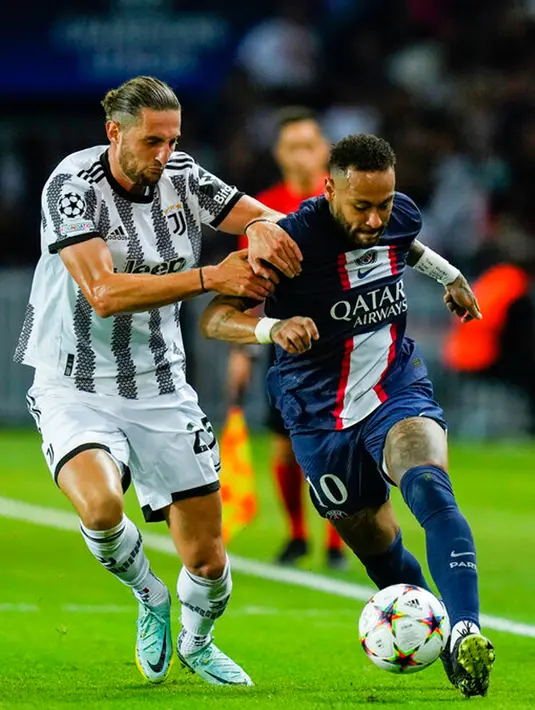 Pemain Paris Saint-Germain (PSG) Neymar (kanan) berebut bola dengan pemain Juventus Adrien Rabiot (kiri) pada pertandingan sepak bola Grup H Liga Champions di Stadion Parc des Princes, Paris, Prancis, 6 September 2022. PSG mengalahkan Juventus dengan skor 2-1. (AP Photo/Thibault Camus)