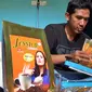 Sefri Haris, warga kawasan Kedinding Loh, Kecamatan Kenjeran, Surabaya, memproduksi kopi dengan label Jessica Coffeemix. (Liputan6.com/Dian Kurniawan)