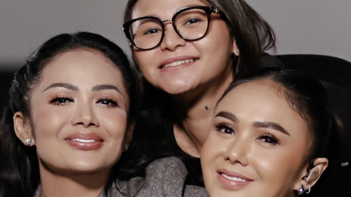9 Potret Kebersamaan Yuni Shara dan Adik-Adiknya, Kompak Banget dari Dulu Hingga Kini