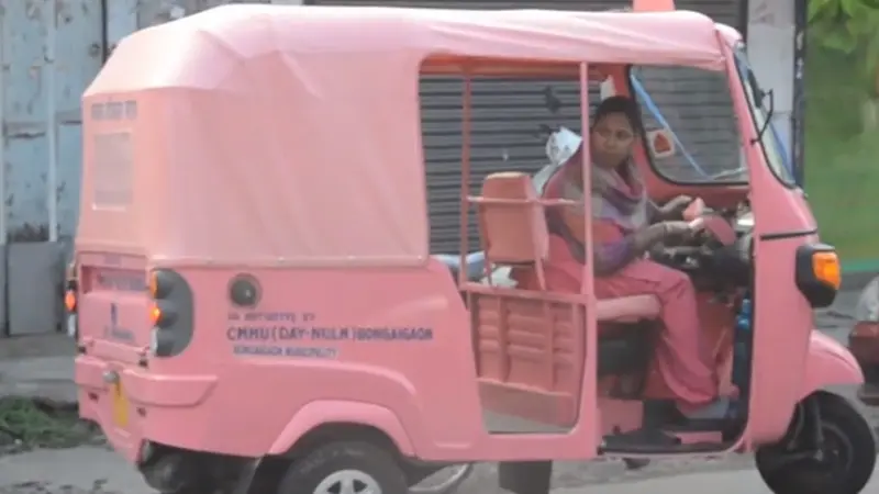 Becak pink di India. (Screen Grab AL Arabiya)
