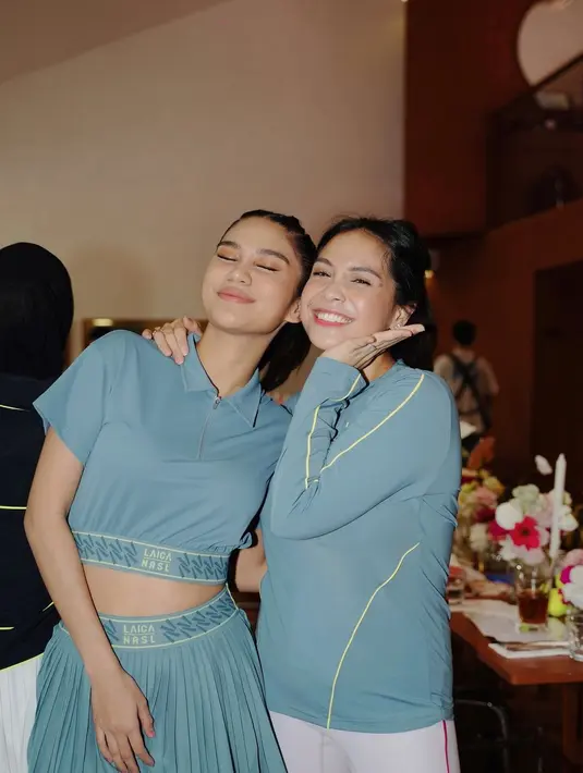 Sementara Azizah Salsha tampil serba biru mengenakan atasan crop lengan pendek berkerah dan resleting. Makin manis, crop top tersebut dipadukan dengan rok mini tenis warna senada. [@azizahsalsha_].