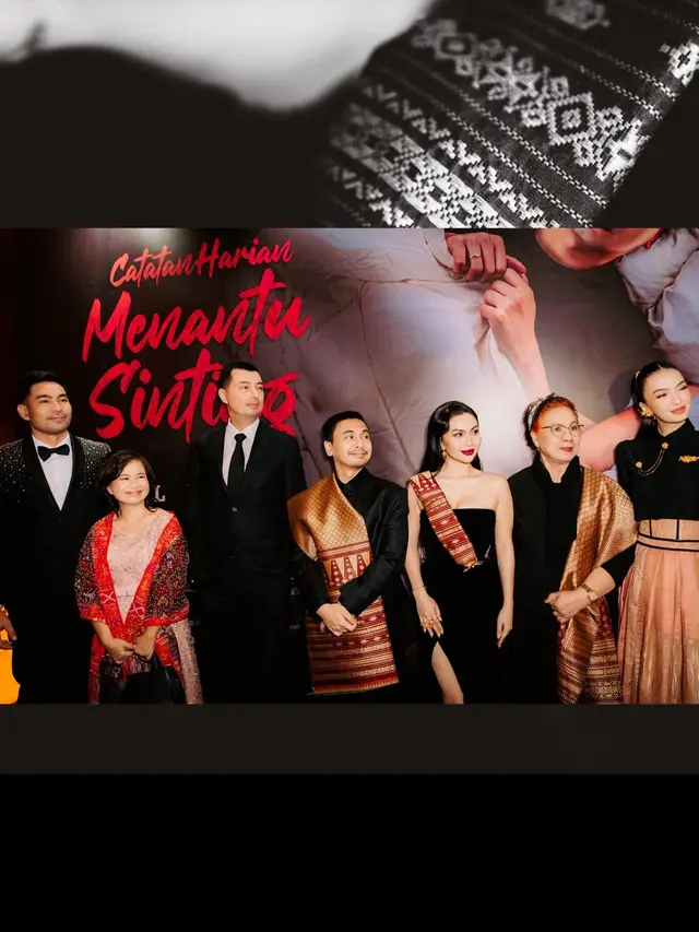 7 Potret Ariel Tatum di Gala Premier Film Catatan Harian Menantu Sinting