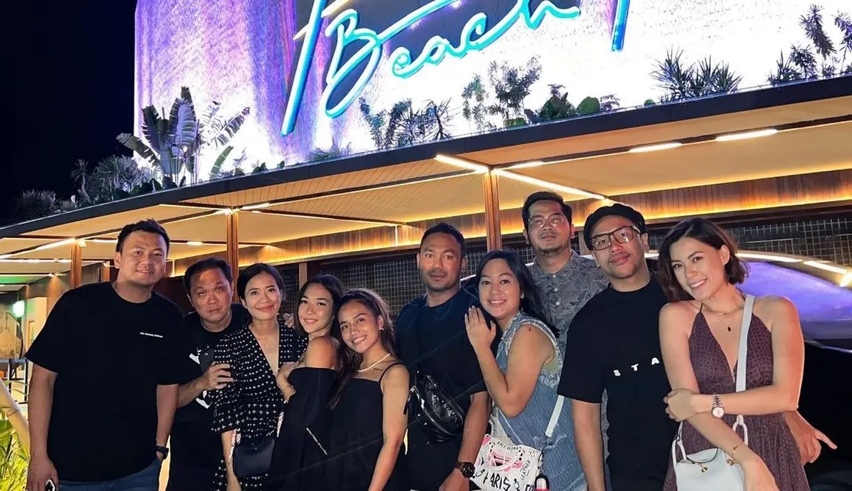Ternyata bukan hanya Wijin, Gisella Anastasia juga memamerkan suasana pesta ulang tahun Sammy Simorangkir yang ke-40 di media sosialnya. Bahkan, beberapa foto memperlihatkan kebersamaan gengnya saat Wijin bersama mereka. (Foto: Instagram/gisel_la)