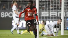 Barcelona dikabarkan Sport.es sangat serius memburu tanda tangan penyerang muda Rennes, Ousmane Dembele. Manajemen Los Cules telah menyiapkan dana hingga Rp 144 miliar demi bisa mendapatkan tanda tangan pemain 18 tahun tersebut. (AFP/Damien Meyer)