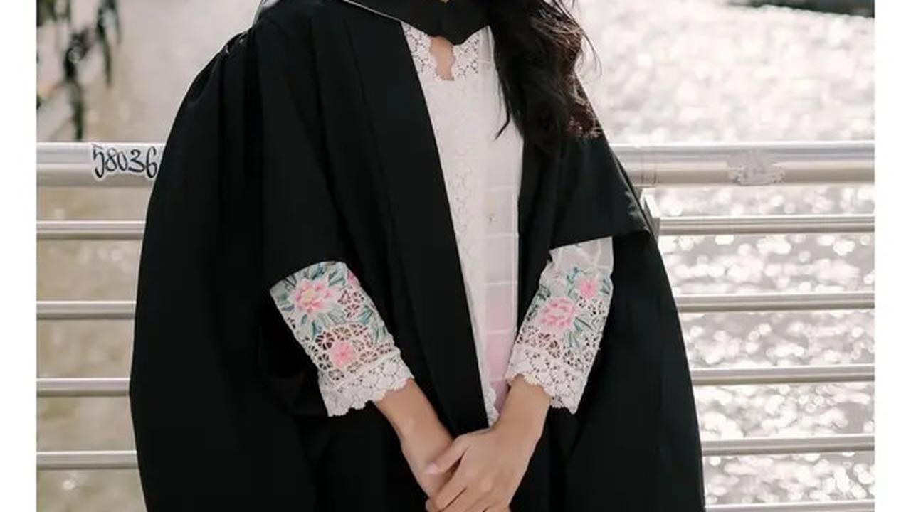 6 Potret Kebaya Namira Adjani saat Wisuda S2 di London, Paduan Kain Pink Menawan