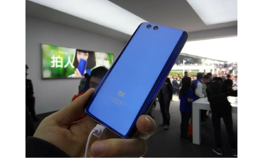 Tampilan belakang Xiaomi Mi 6 dalam balutan warna biru (Sumber: Gizmochina)