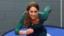 Duchess of Cambridge, Kate Middleton berlari bersama dengan para atlet saat menghadiri acara SportsAid di Stadion London, London timur, Rabu (26/2/2020). Dalam acara SportsAid, Kate Middleton ikut lari bersama dengan para atlet dan mencoba taekwondo . (Yui Mok/Pool PA via AP)