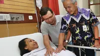 Gubernur Jawa Tengah Ganjar Pranowo mendatangi Silvia Julianti, ibu hamil yang ngidam dielus perutnya oleh Ganjar Pranowo. (KRJogja.com/Budiono)