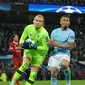 Kiper Liverpool Loris Karius merebut bola dari Gabriel pemain Manchester City Gabriel Jesus pada laga leg kedua perempat final Liga Champions di Stadion Etihad, Rabu (11/4). Liverpool melangkah ke semifinal Liga Champions usai menang 2-1.  (AP/Rui Vieira)