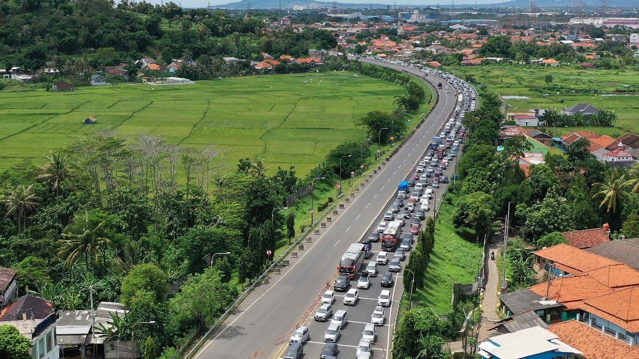Ribuan kendaraan pemudik terjebak kemacetan panjang sebelum gerbang Tol Merak di Cilegon, Banten, Sabtu, (6/4/2024). Memasuki H-4 Lebaran pada Sabtu (6/4), ribuan kendaraan mengantre untuk memasuki Pelabuhan Merak, Kota Cilegon.&nbsp;Foto: Liputan6.com/An