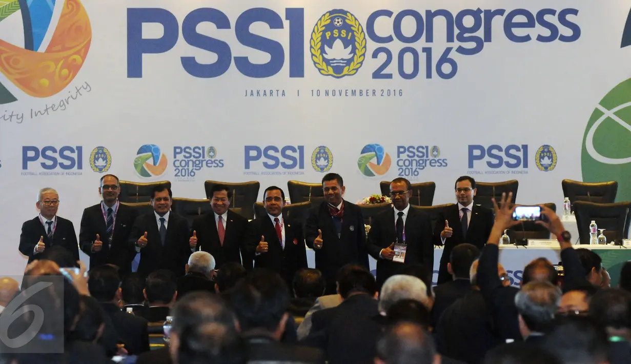 Ketua KONI pusat, Tono Suratman (kelima kiri) berfoto bersama usai membuka Kongres Biasa PSSI 2016 di Jakarta, Kamis (10/11). Kongres memilih Ketua dan Wakil Ketua serta Anggota Komite Eksekutif PSSI periode 2016-2020. (Liputan6.com/Helmi Fithriansyah)